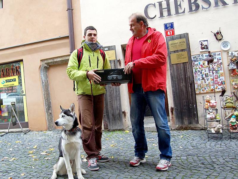 Vítězný balíček převzal před vchodem do redakce Chebského deníku z rukou Vlastimila Strýčka, jednatele a majitele společnosti ŠU-STR s.r.o. (hlavního partnera soutěže).