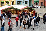 Tradiční vánoční trhy si mohou od soboty užívat v Chebu.