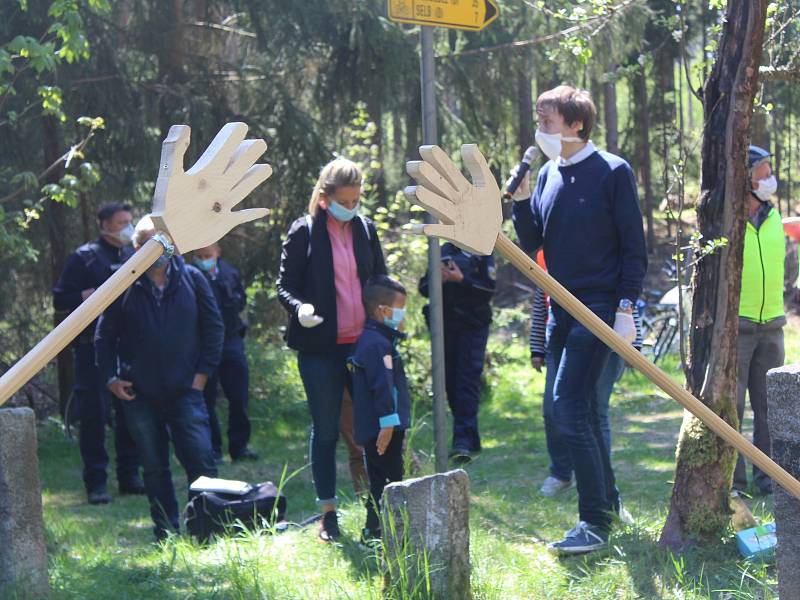 Zhruba stovka lidí dorazila na česko-německé hranice mezi Libou a Selbem. Protestovali proti dlouhodobému uzavření hranic, které podle iniciátorů už postrádá smysl.