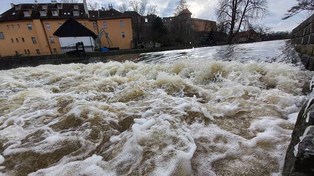 Řeka Ohře byla o víkendu trochu rozbouřená.