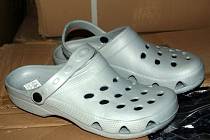 Chebští celníci objevili padělky módních bot značky Crocs