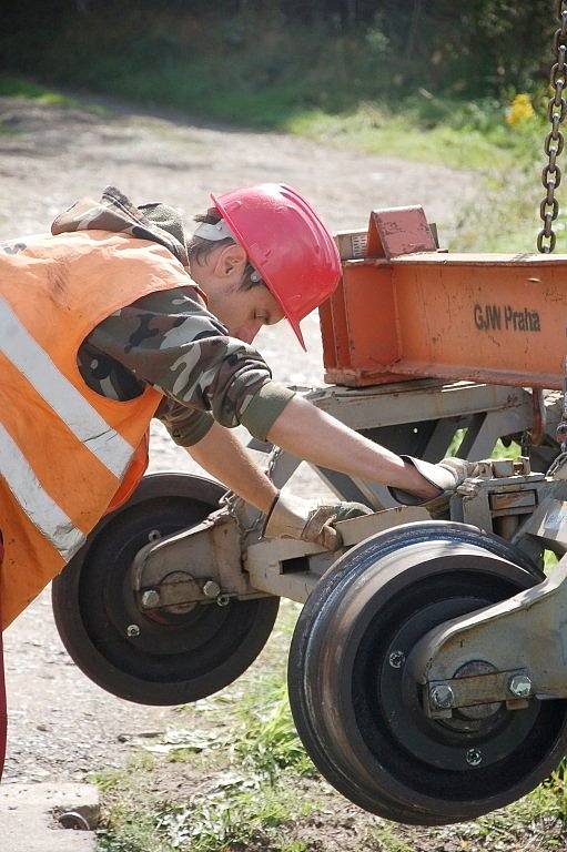 PRÁCE NA POSLEDNÍ ČÁSTI třetího tranzitního koridoru na trati Cheb Cheb státní hranice jsou v plném proudu. Stavebníci právě nyní připravují okolí kolem trati pro novou etapu. 