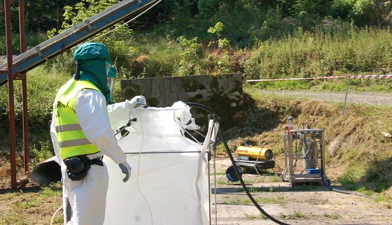 NÁKAZA PTAČÍ CHŘIPKOU, to bylo námětem taktického několikadenního cvičení FOCUS 2015. Akce vyvrcholila na farmě v Plesné, kde bylo cvičení obětováno sto padesát slepic.