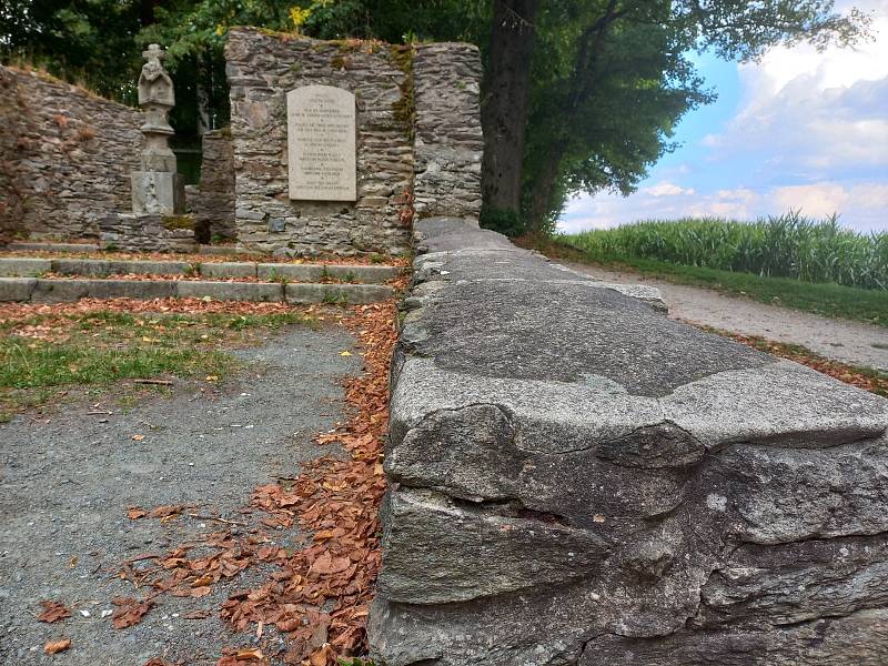 Zřícenina kostela Katharinenberg se nachází pouze 30 kilometrů od Chebu.