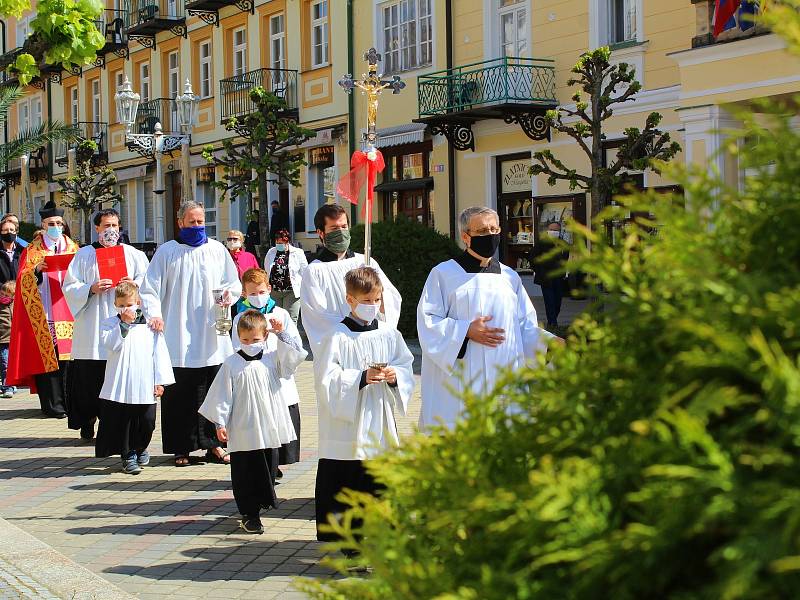 Během žehnání pramenům museli lidé dodržovat epidemiologická nařízení.