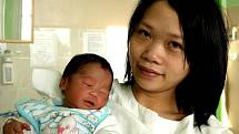 HAO KHANH DO CONG, chlapeček, bude mít v rodném listě datum narození středu 22. prosince ve 12.13 hodin. Vážil 2590 gramů a měřil 46 centimetrů. Doma v Chebu se těší z malého synka maminka Nguyen Thi Tham a tatínek Do Cong Thang.