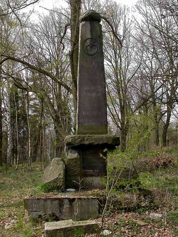 Obelisk na hřbitově válečných zajatců z 1. světové války v Chebu - Podhradě