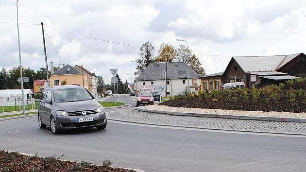 Lidé ve Skalné s úlevou přivítali, že rekonstrukce nejdůležitější silnice ve Skalné skončila.