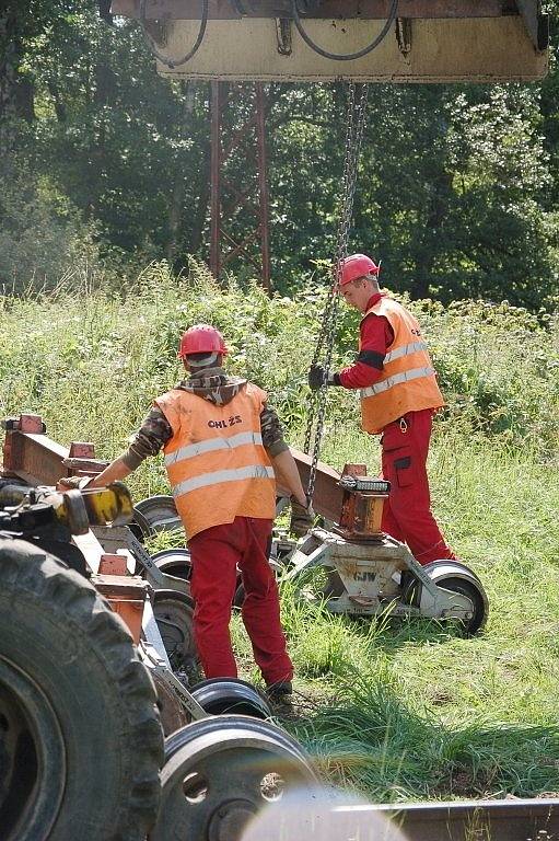 PRÁCE NA POSLEDNÍ ČÁSTI třetího tranzitního koridoru na trati Cheb Cheb státní hranice jsou v plném proudu. Stavebníci právě nyní připravují okolí kolem trati pro novou etapu. 