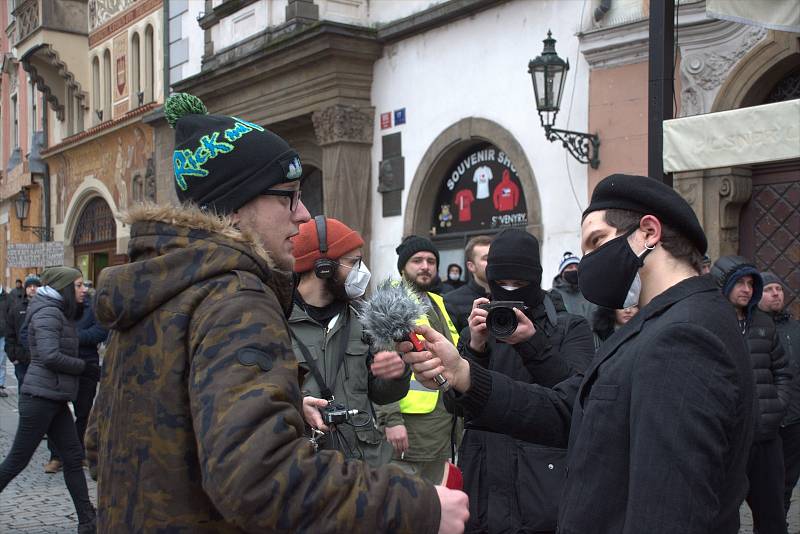 Fotografky ze západu Čech zachytily atmosféru protestů na Staroměstském náměstí