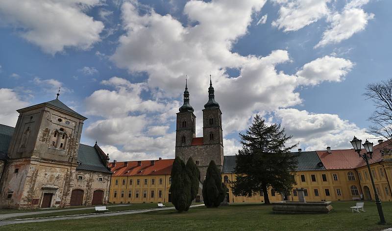 Lázeňská místa v Mariánských Lázních, Konstantinových Lázních a nádvoří tepelského kláštera zela na Veliký pátek prázdnotou.