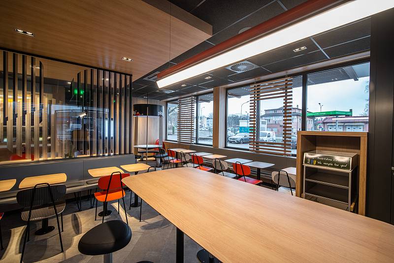 V centru Chebu se v pátek 17. prosince otevřely dveře restaurace McDonald’s. Ta nabízí 90 míst k  sezení uvnitř padesát osm míst na zahrádce, moderní interiér, digitální objednávkové kiosky i objednávky z auta - McDrive.