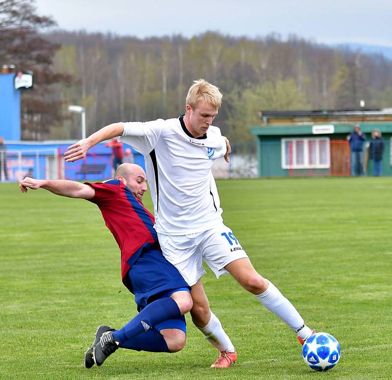 Chebská Hvězda (v bílém) dosáhla v Nové Roli na výhru 2:0.