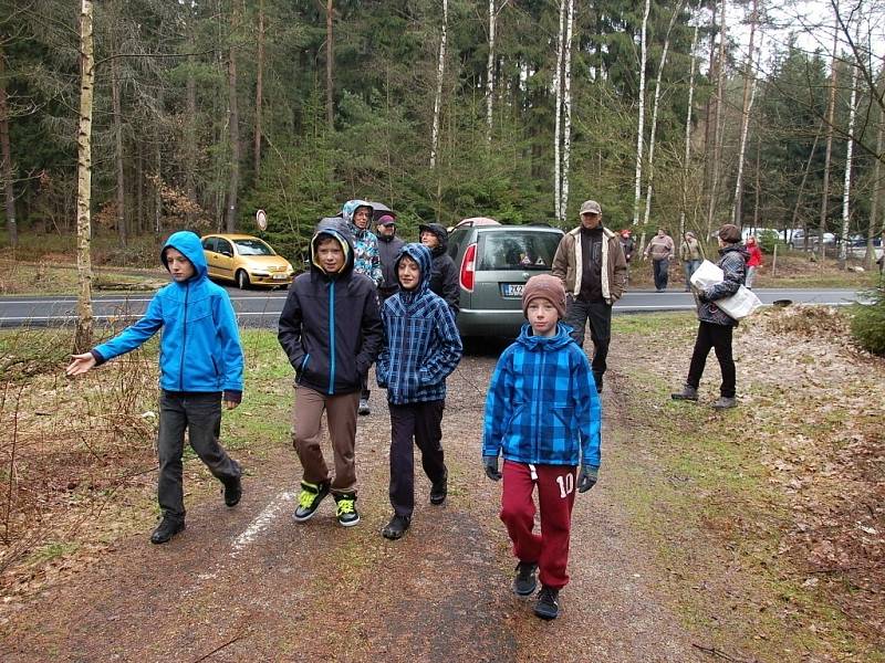 VE SVATÉM KŘÍŽI U CHEBU se setkali čeští a němečtí odpůrci kamionové dopravy a jihovýchodního obchvatu Chebu. 