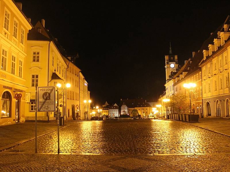 Po 21. hodině bylo centrum Chebu naprosto vylidněné.