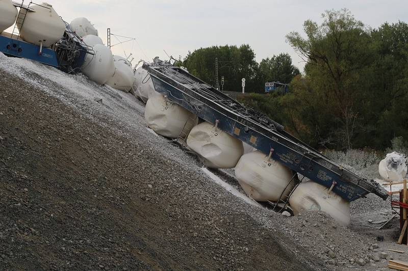 Železniční nehoda poblíž Mariánských Lázní se stala v úseku, kde vlaky jezdí kvůli stavbě mostu po náhradní koleji.