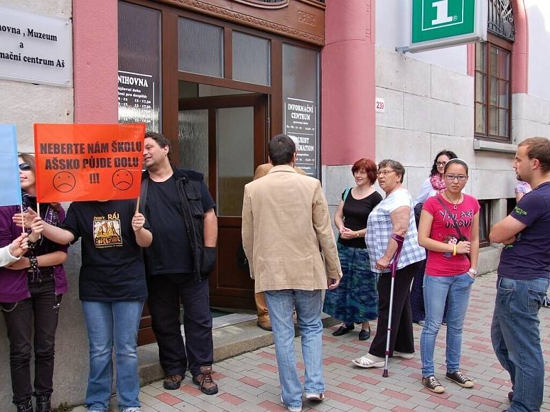 Na protestní akci proti zrušení ašského gymnázia před knihovnu v Aši dorazilo několik desítek lidí. 