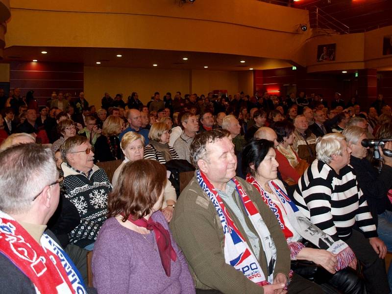 Mažoretky, dechový orchestr a asi tři stovky občanů v Chebu přivítaly prezidenta Miloše Zemana. Ten s obyvateli debatoval například o nízkých důchodech, nezaměstnanosti, ale třeba také o nízké minimální mzdě.