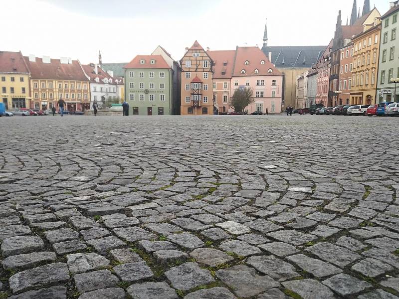 Slavný seriál Cirkus Humberto se částečně točil také na chebském náměstí Krále Jiřího z Poděbrad. Podívejte se na místo, kde se točilo.