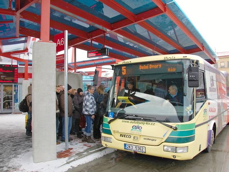 CESTUJÍCÍ NEJEN Z CHEBU si nemohou nový terminál vynachválit. Včera využili hned několika autobusových spojů. 