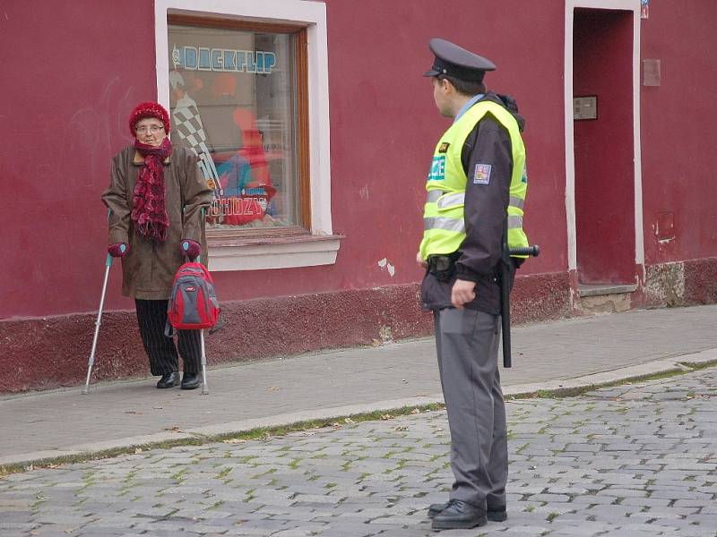 U chebské knihovny nalezli dělníci nevybuchlou munici. Prostor kolem nálezu policisté neprodleně uzavřeli. Odkláněli i dopravu. 