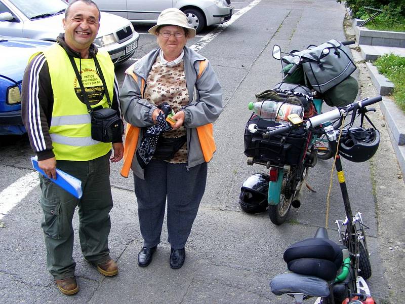 Miroslav Mondek na motorové koloběžce dorazil s peticí Alkohol za volant nepatří až do Českých Velenic. Cestou získal řadu podpisů pod petici.