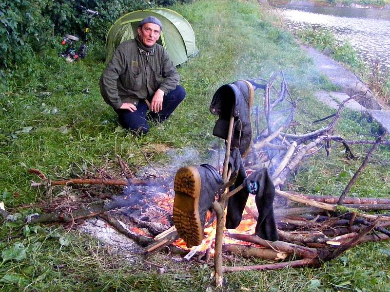 Miroslav Mondek na motorové koloběžce dorazil s peticí Alkohol za volant nepatří až do Českých Velenic. Cestou získal řadu podpisů pod petici.