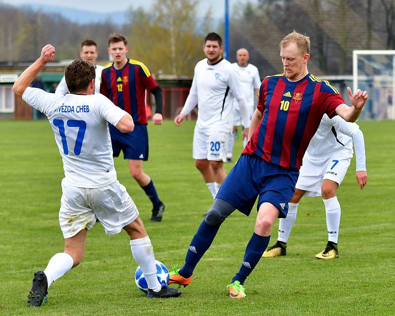 Chebská Hvězda (v bílém) dosáhla v Nové Roli na výhru 2:0.