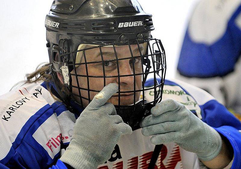 PATNÁCT BRANEK nastříleli sledgehokejisté SKV Sharks Karlovy Vary soupeři ze Studénky na zimním stadionu v Chebu. Dvě branky a dvě asistence si připsal na své konto také chebský Hrbek  hájící karlovarský a reprezentační dres..  