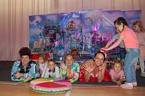 PŘI OSLAVÁCH Tanečního studia Magic Star Cheb se děti dost vyřádily s baviči Fešákem Pínem a Boňou Bonboňou. 