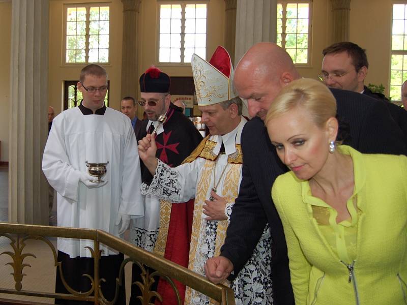  Start do lázeňské sezóny mají za sebou  úspěšně také Františkovy Lázně. V krásném, slunečném počasí se pobavily tisícovky hostů. Mezi nimi si užíval také politik Jiří Paroubek. 