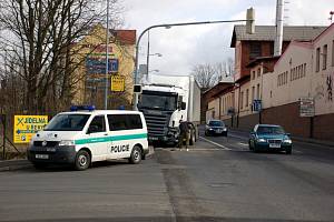 Dopravní nehoda kamionu a osobního automobilu na křižovatce ulic Wolkerova a Pražská v Chebu