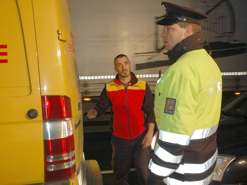 POLICISTÉ kontrolovali projíždějící automobily například na hraničním přechodu v Pomezí nad Ohří. 