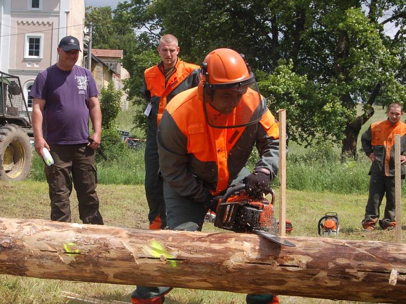 PRAPILA PODRUHÉ. V Pramenech poměřili své síly dřevorubci.