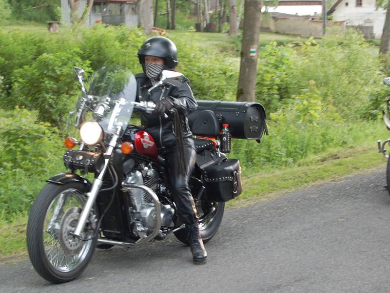 JARNÍ BROUZDÁNÍ S DUCHY. Stovky motorkářů se sešly v ruině kostela ve Vysoké u Staré Vody, kde jim i jejich silným strojům požehnal farář Římskokatolické farnosti Mariánské Lázně, ten jim popřál nejen šťastnou cestu, ale hlavně šťastné návraty. 