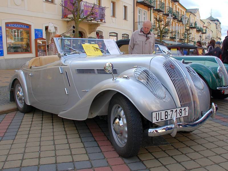 Na Národní třídě ve Františkových Lázních se konal již desátý ročník mezinárodní soutěže elegance historických vozidel