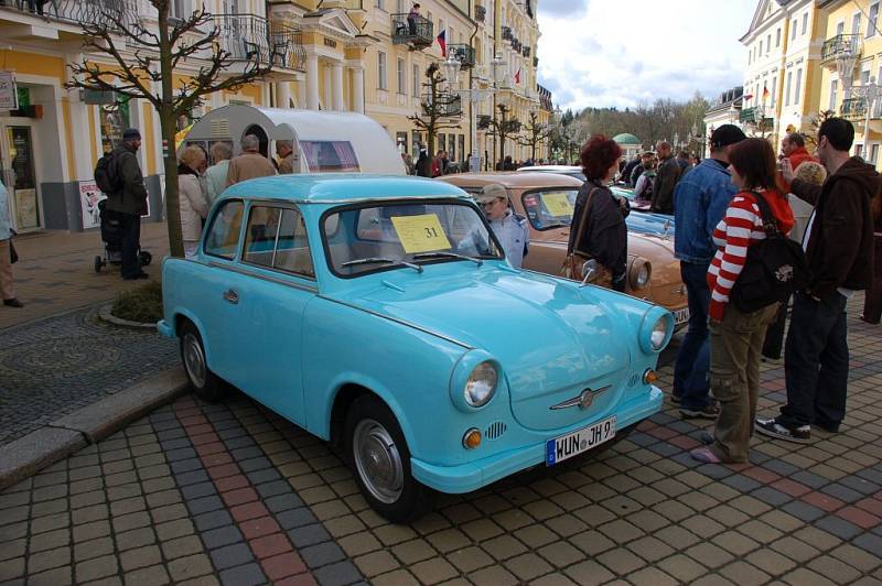 Na Národní třídě ve Františkových Lázních se konal již desátý ročník mezinárodní soutěže elegance historických vozidel