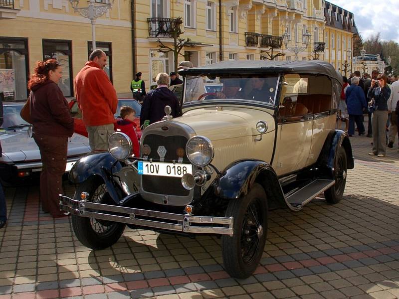 Na Národní třídě ve Františkových Lázních se konal již desátý ročník mezinárodní soutěže elegance historických vozidel