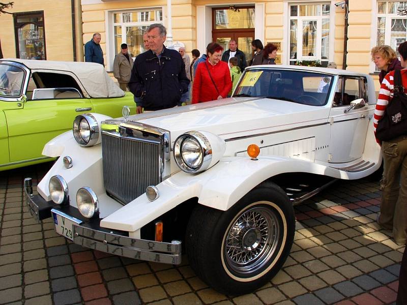 Na Národní třídě ve Františkových Lázních se konal již desátý ročník mezinárodní soutěže elegance historických vozidel