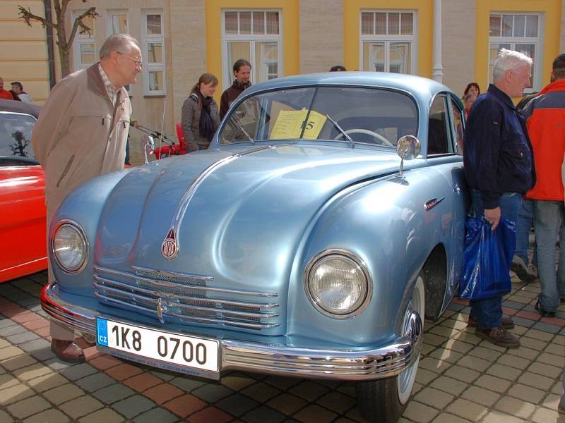 Na Národní třídě ve Františkových Lázních se konal již desátý ročník mezinárodní soutěže elegance historických vozidel