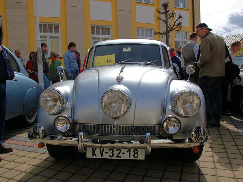 Na Národní třídě ve Františkových Lázních se konal již desátý ročník mezinárodní soutěže elegance historických vozidel