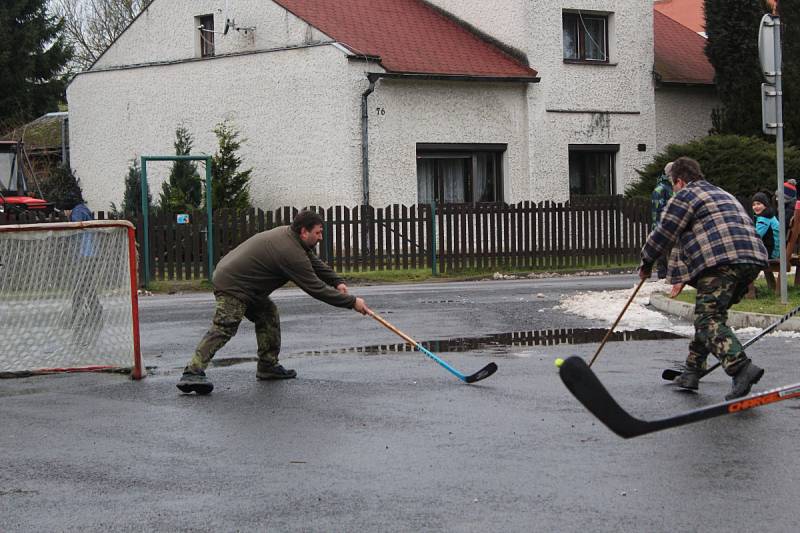 TRADICE. Oslavy příchodu nového roku se v Milíkově neobejdou bez srandamače v hokeji. 