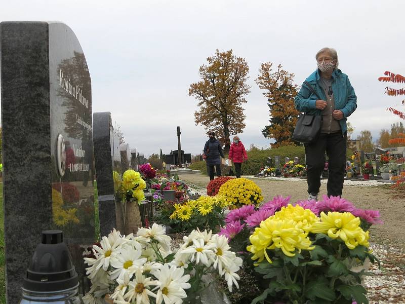 O víkendu, dva dny před svátkem Všech zesnulých, zavítalo na městský hřbitov v Chebu několik desítek lidí.