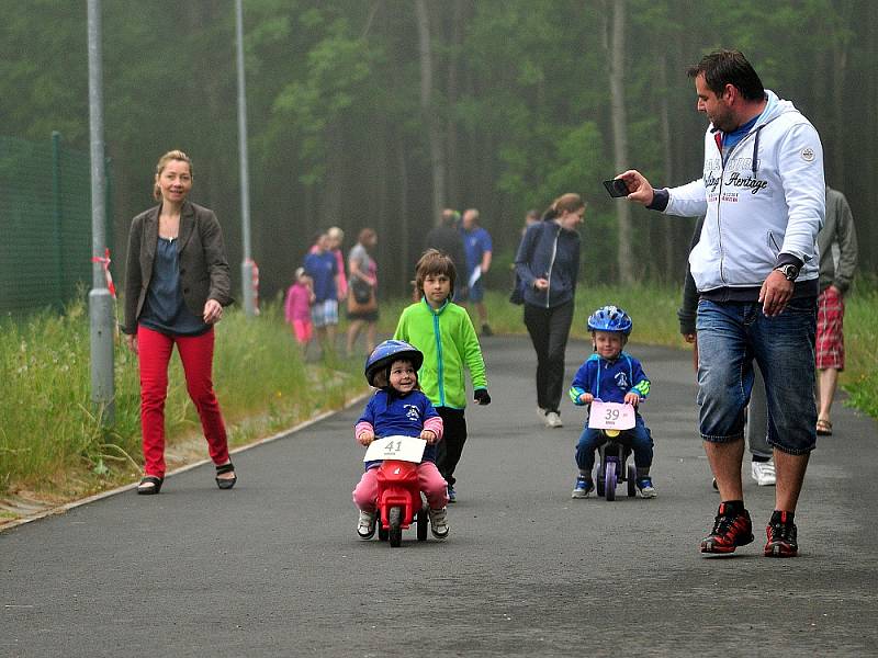 Malí cyklisté svištěli vrchem Háj.