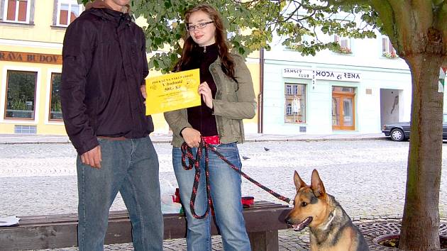 Chovatelka Markéta Altmanová z Chebu si převzala od Jana Rybáka poukaz na nákup v hodnotě 500 korun. 