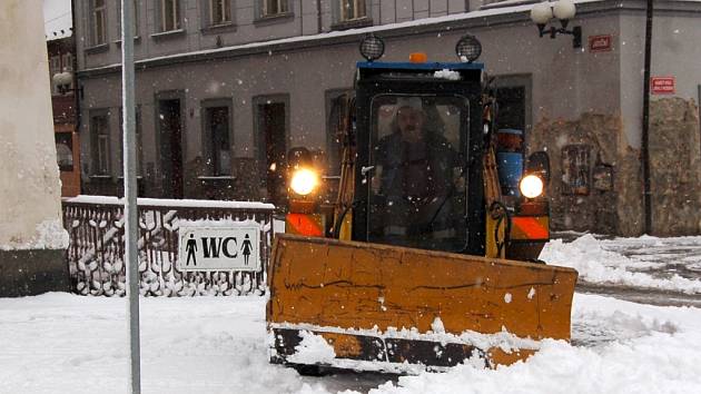 MÍSTO JARNÍHO ÚKLIDU se pracovníci chebských technických služeb zbavují na chebském náměstí Krále Jiřího z Poděbrad sněhu. Ten přišel místo v zimě až na jaře