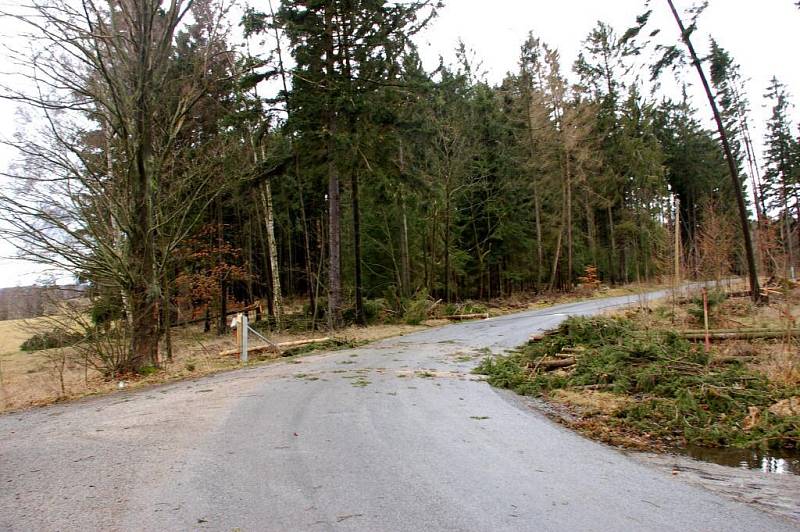 Následky sobotní vichřice na Chebsku silnice z Manského dvora na Kynšperk nad Ohří byla až do zásahu hasičů neprůjezdná