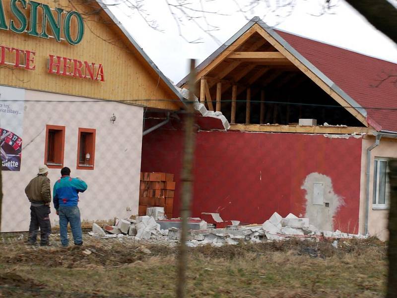 Následky sobotní vichřice na Chebsku poničená budova Casina Mars u Chebu