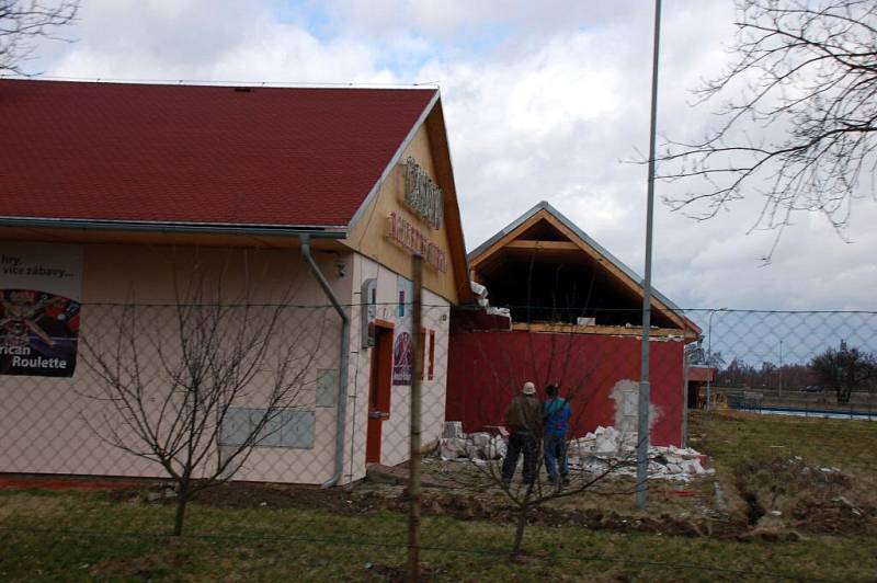 Následky sobotní vichřice na Chebsku poničená budova Casina Mars u Chebu