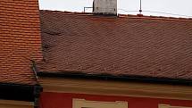 Následky sobotní vichřice na Chebsku ze střech historických domů na chebském náměstí Krále Jiřího se sypaly tašky